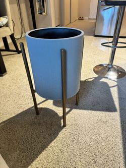 Statica Round Metal Mid Century Indoor Pot Planner 