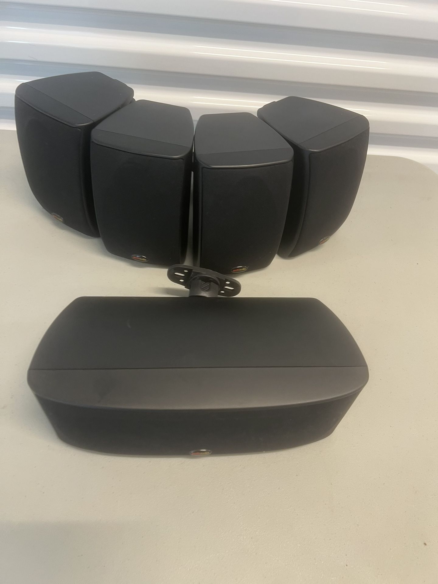 Polk Audio RM6751 Surround Sound Speakers (4) + RM6752 (1) Center W/wall Mount . One wall Mount bracket is broken and will need replacing or modificat