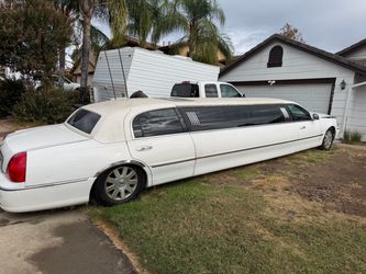 2005 Lincoln town car limo