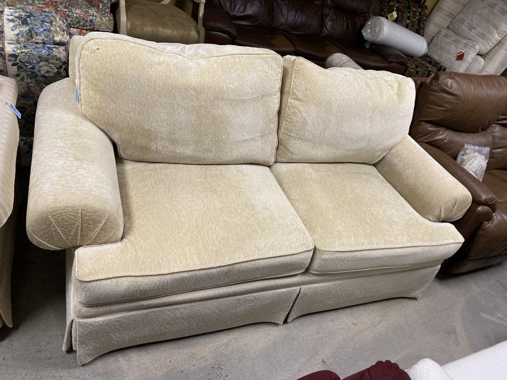 HENREDON Cream Upholstery Couch for Sale in Bellevue, WA OfferUp