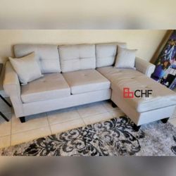 Reversible sectional sofa with 2 accent pillows 