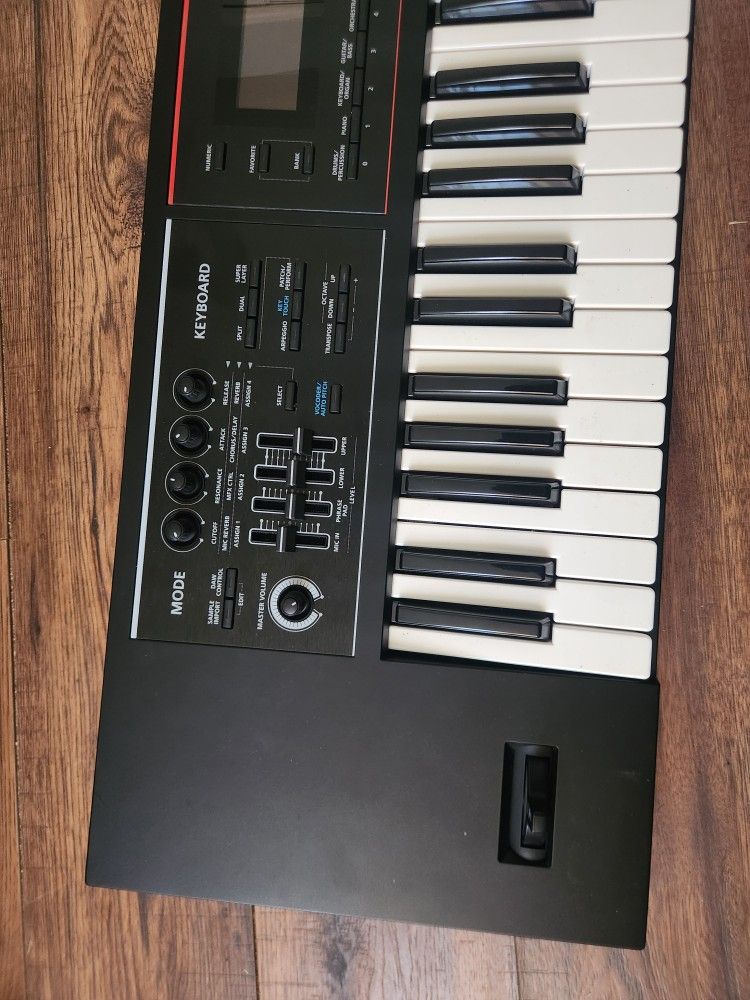 Roland JUNO-DS 61-Key Lightweight Synth-Action Keyboard with Pro Sounds

