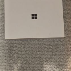 Microsoft surface Laptop 13.8  7th edition Snapdragon   Xplus  16GB platinum