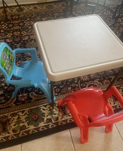 Kids table with 2 chairs