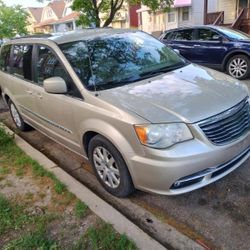 2013 CRYSLER TOWN AND COUNTRY