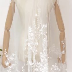 Lovely Lace Wedding Veil (Ivory)