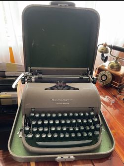 It It’s A Remington 1936 Quite Ritter Type MWriter. It’s Working . Like New Condition .  Hard Case FIRM PRICE