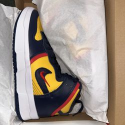 WMNS NIKE DUNK HIGH TOP VARSITY MAIZE/MIDNIGHT NAVY SIZE 10