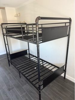 Metal frame bunk bed like new