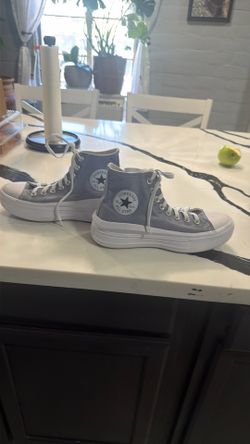 Tenis converse.  Size8 woman’s