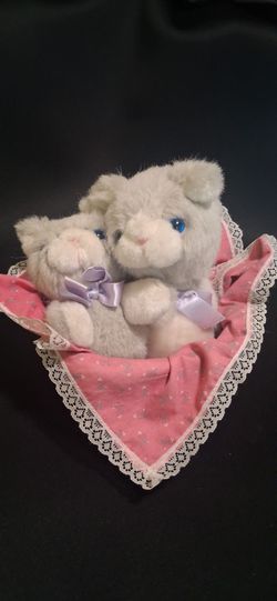 Vintage Avon collection Vintage 1990s Avon Country Kittens Musical Basket Plush Wind-Up Music Box. this adorable vintage 1990s Avon