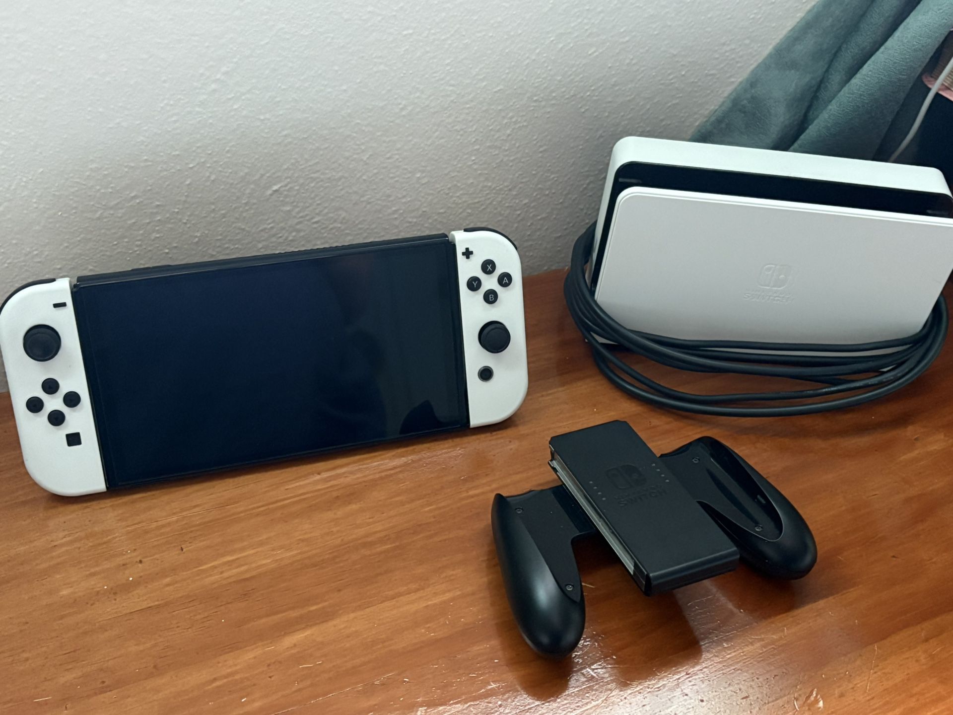 Nintendo Switch OLED (White) – Like New, Full Set