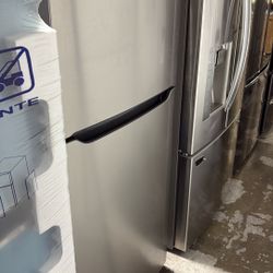 Frigidaire Top Freezer Refrigerator 