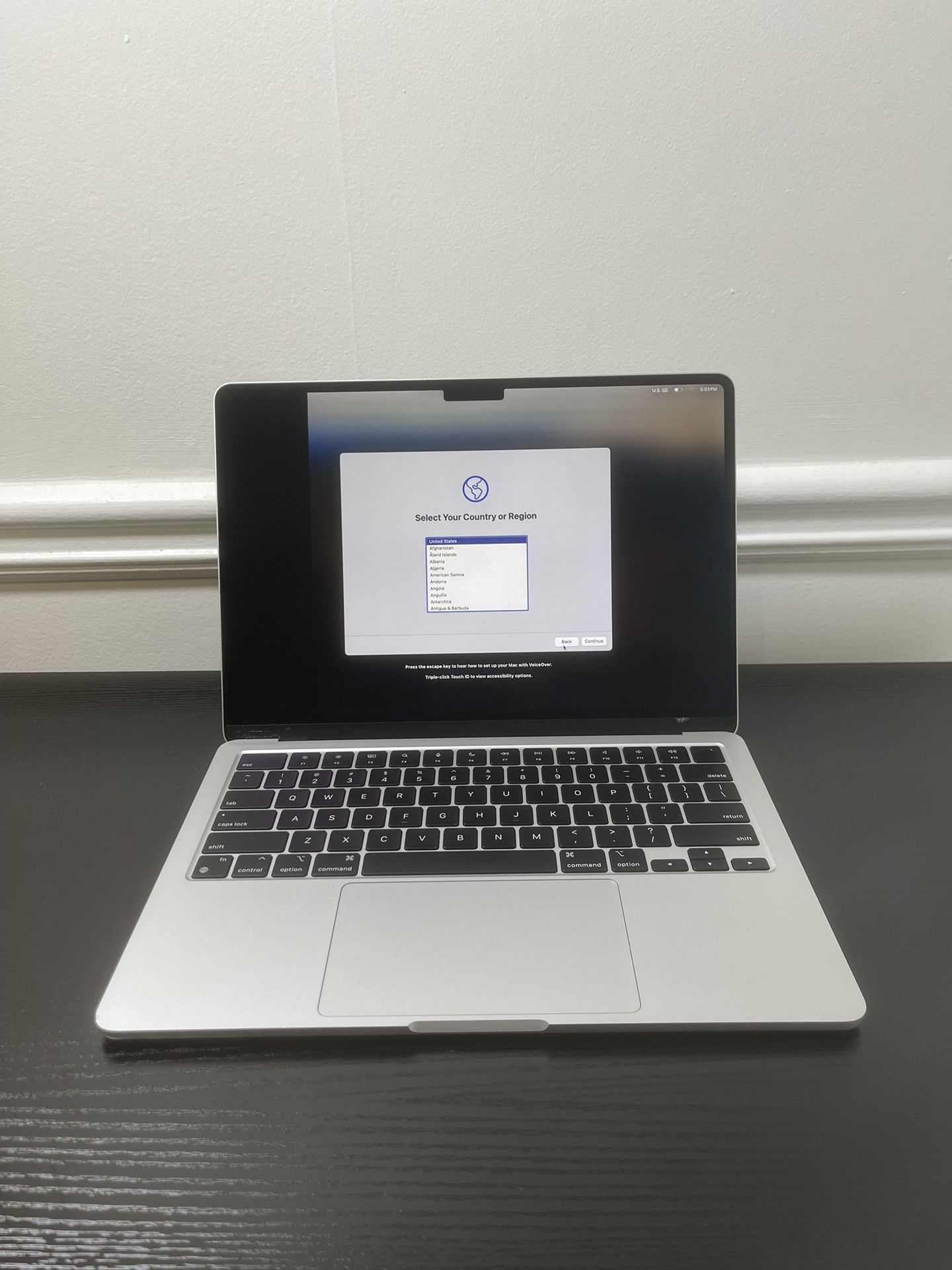 Apple MacBook Air M2 Cracked screen