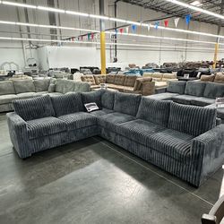 4-Piece Sectional Set
One-Arm Loveseat x 2 + Corner Wedge + Armless Chair

Color: Dark Gray.     Seccional de 4 piezas color gris