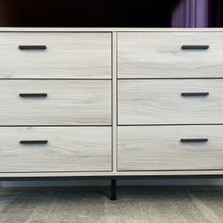 Dresser, Queen Bed And 2 Nightstands 