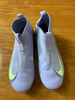 Like new Nike Kids Lilac Slip-On Soccer cleats size 4Y