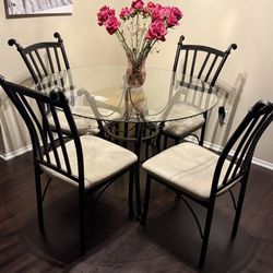 Kitchen table w/ Chairs
