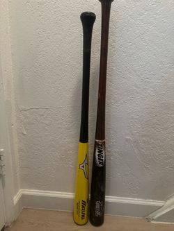 Los 2 bates de madera por $60