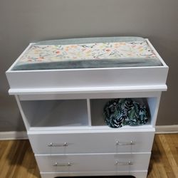 Dresser/ Changing Table With Pad