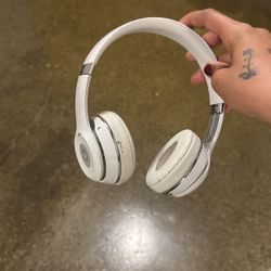 used beats by dre headphones. no charger included