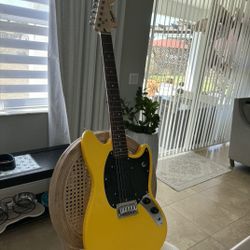 Squier Sonic Mustang in Graffiti Yellow