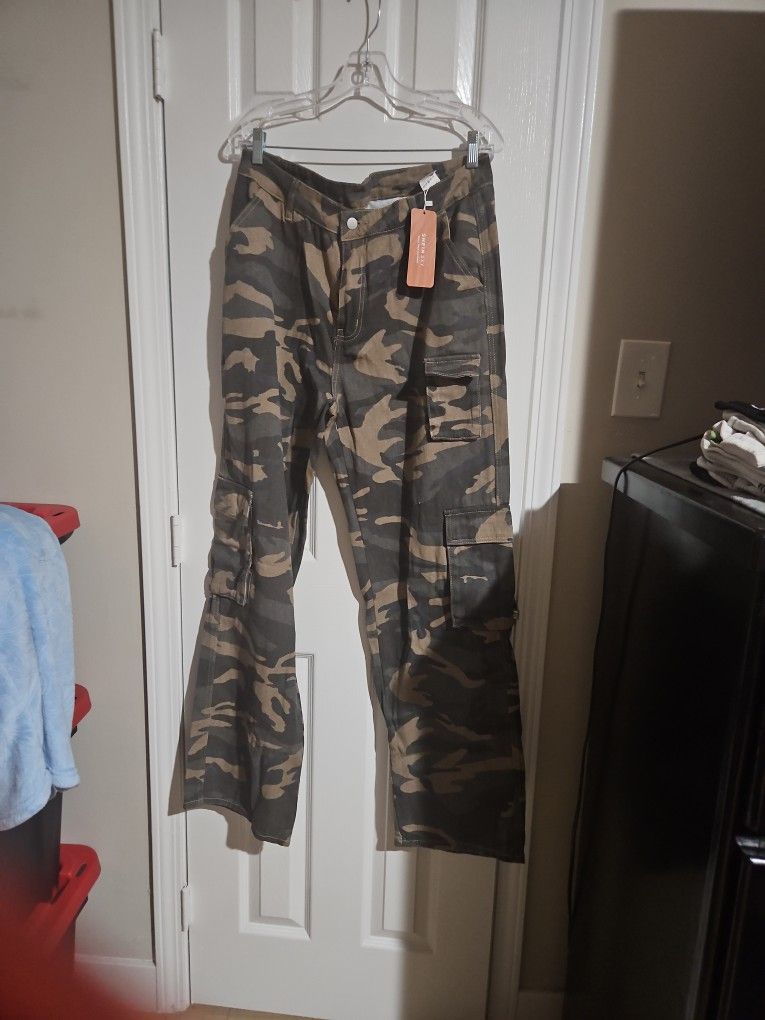 Woman Camo Cargo Pants