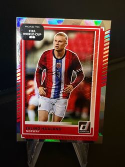 Erling Haaland Donruss Road to FIFA World Cup Card Cubic Prizm