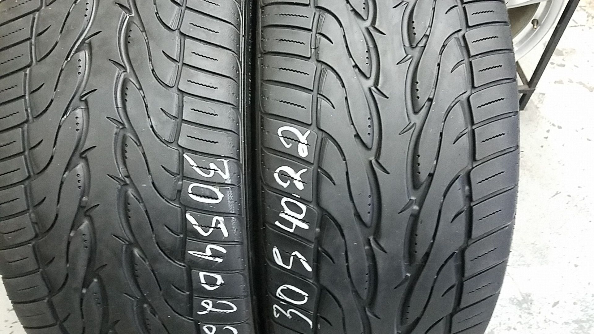 2 tires 305.40.22 toyo proxes st 60 % tread dot 2515