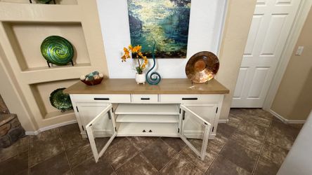 Beautiful Nantucket white modern 76” glass tv stand with doors entertainment center in excellent