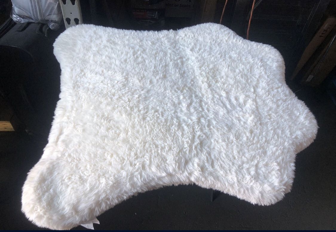 Brentwood Originals Faux Fur Pet Mat for Sale in Long Beach, CA - OfferUp