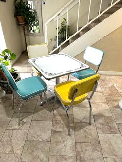 Mcm dining table 2 color chairs (4) chrome legs very good condition