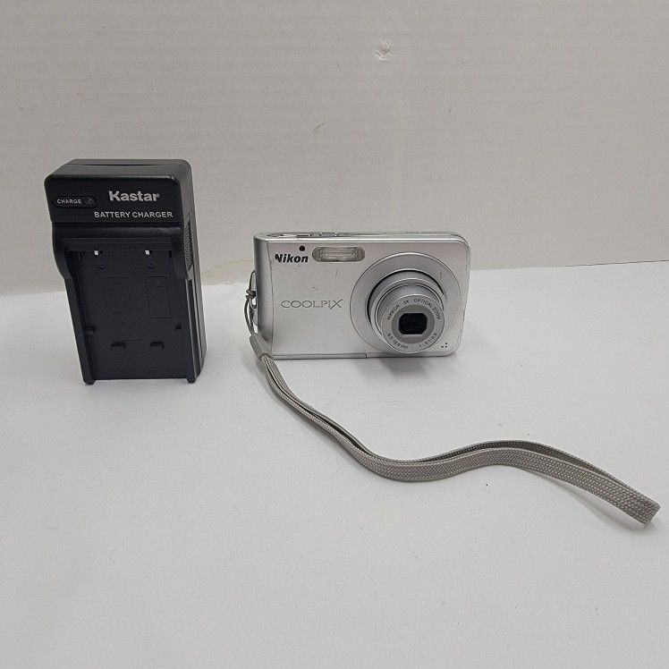 Nikon CoolPix S202 Digital Camera Silver Charger Nikkor 6.3-18.9 mm Optical Zoom