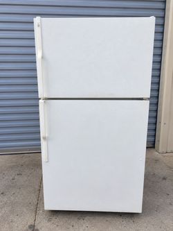 GE White Top-Freezer Refrigerator