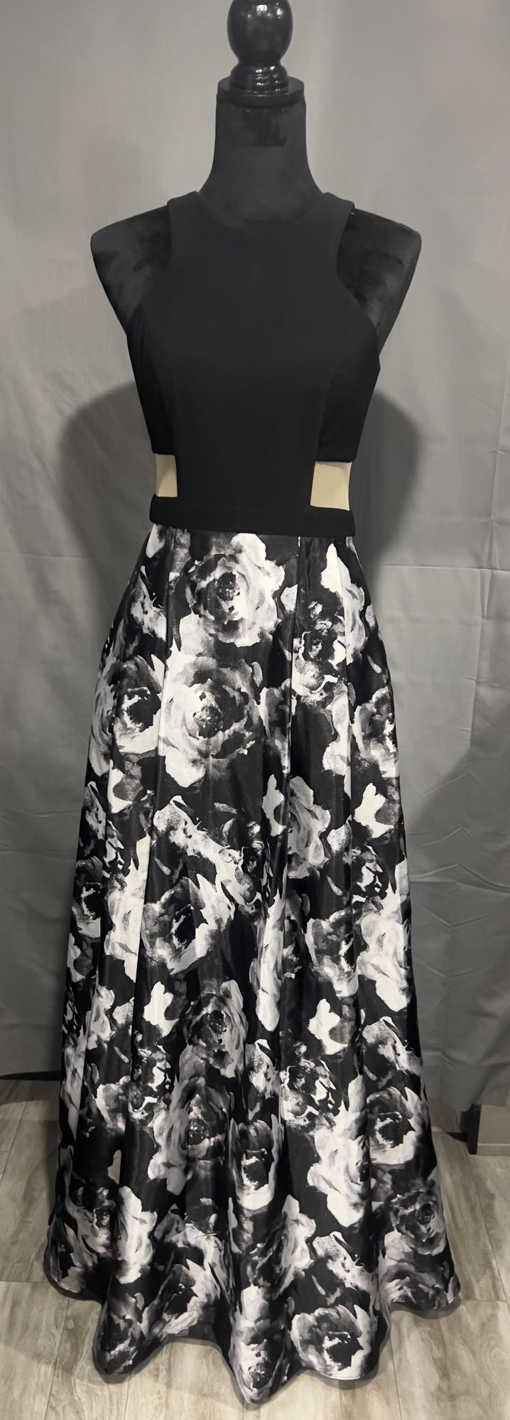 Gorgeous Blondie Nites by Stacy Sklar. Size 5 Black and Grey White Roses Print.