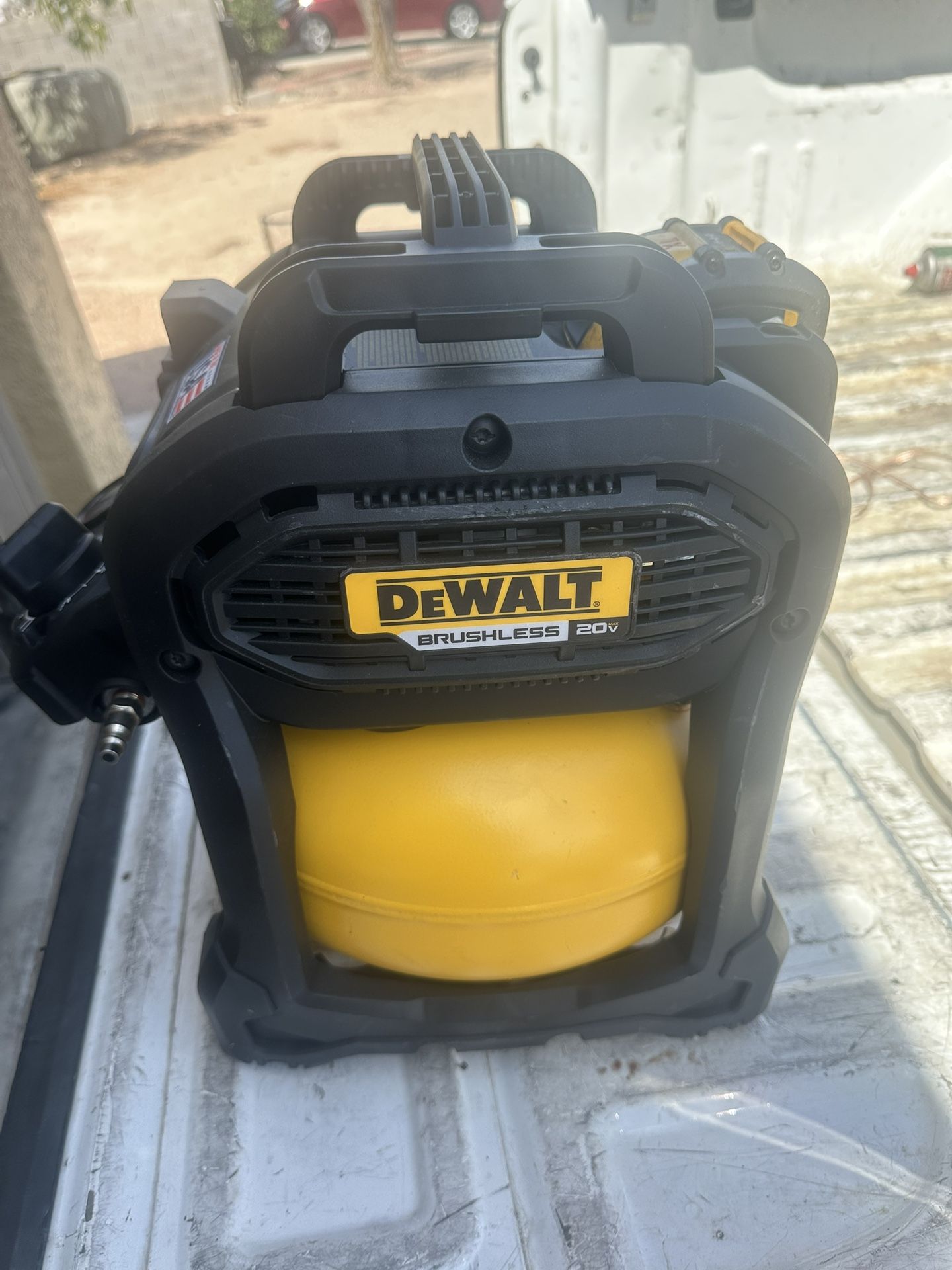 2.5 Gal. 140 psi Portable 20V Cordless Air Compressor with FLEXVOLT