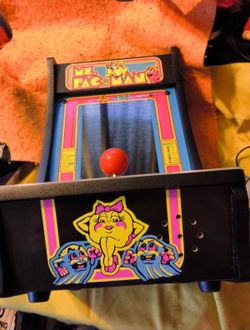 Arcade 1up ms pacman table top with 5 games works Amazing.