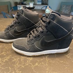 Nike Women’s Wedge Sneaker - Size 7
