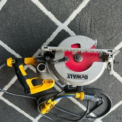 DEWALT 15-Amp 7-1/4-in Worm Drive Corded Circular Saw