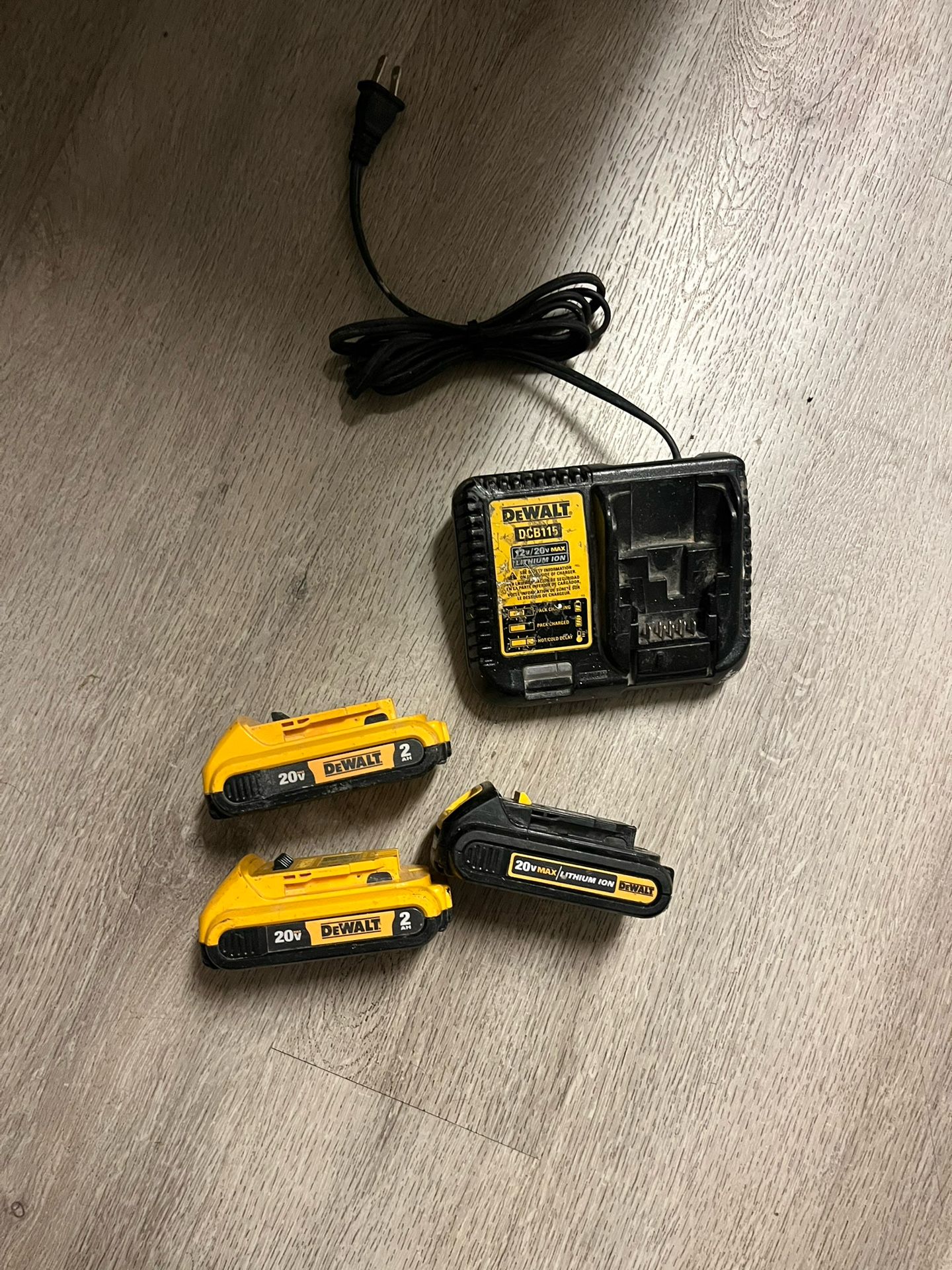 Dewalt 20v Baterías Y Cargador $100 Firme Precio
