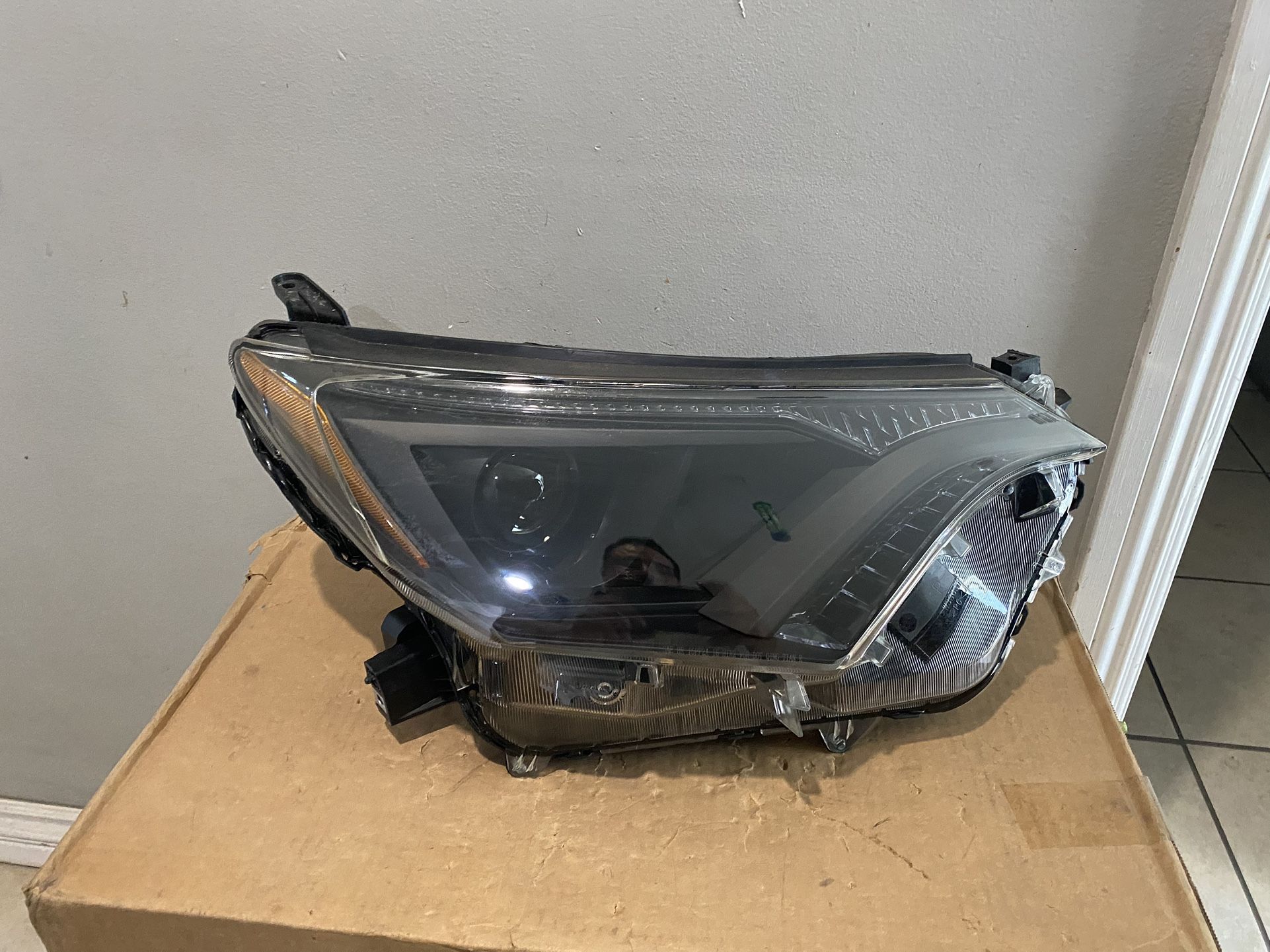 2016-2018 Toyota RAV4 Right Headlight