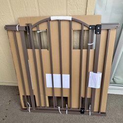 Extra Wide Safety Gate / Pet Gate - Fits Openings 44” - 72”