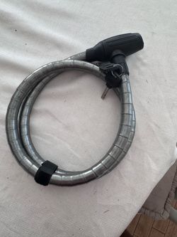 This is a Massi Buffalo armored cable lock in grey.Model: Massi Buffalo.Dimensions: 18 mm thick by 1200 mm long.Type: Armored spiral keyed cable lock.