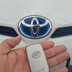 Car Keys And Remotes  / Llaves De Carro Y Controlles 