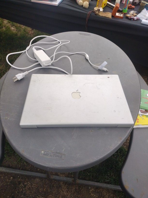 Apple Laptop Works And has Operating System