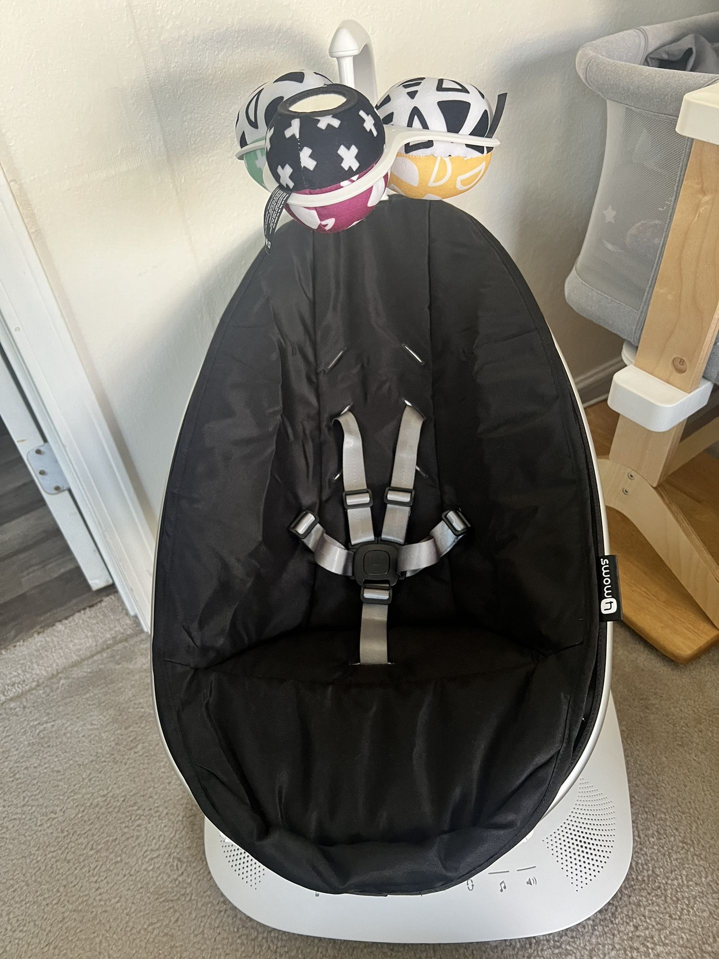 4moms Mamaroo Multi-Motion Swing - Bluetooth Compatible!
