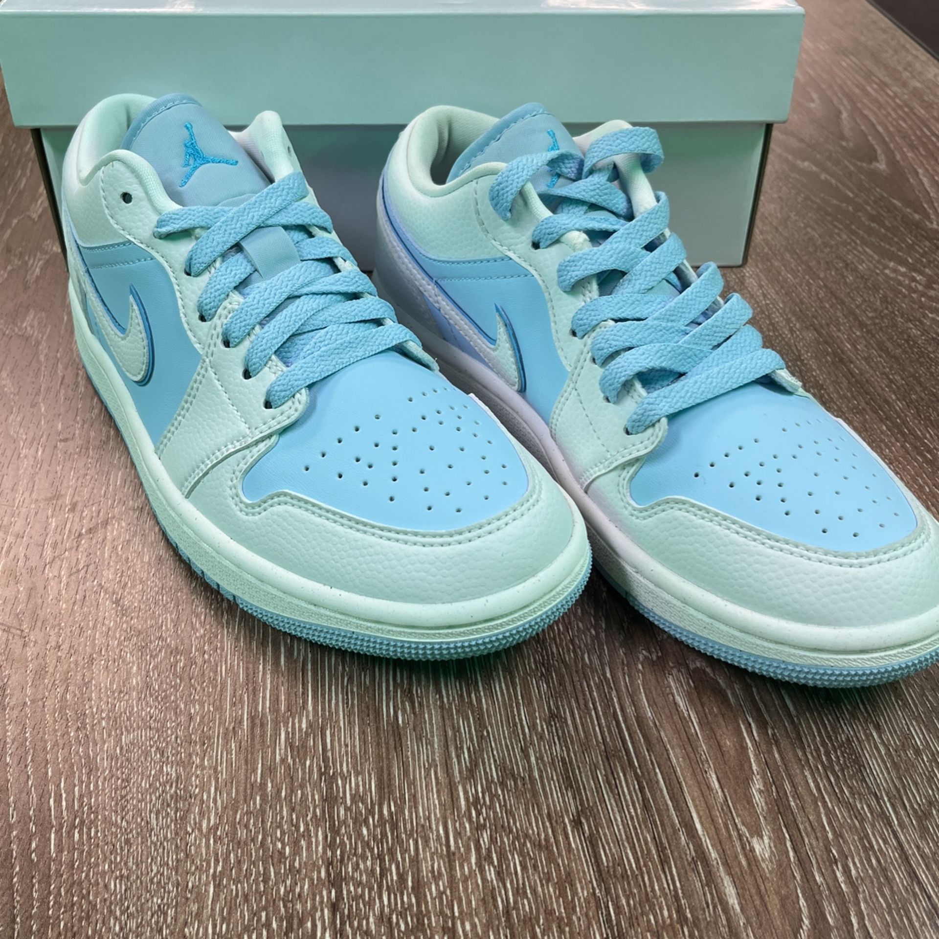 Nike Air Jordan Low SE “Reverse Ice Blue”