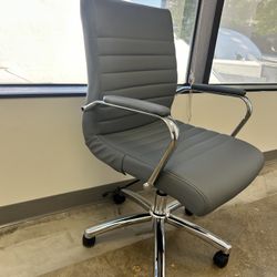 Modern Gray Leather Executive Office Chair – Like New!