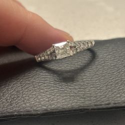 LEO Diamond Ring