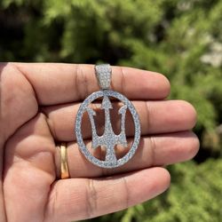 Trident Pendant – 925 Sterling Silver with Sparkling Stones (13g)